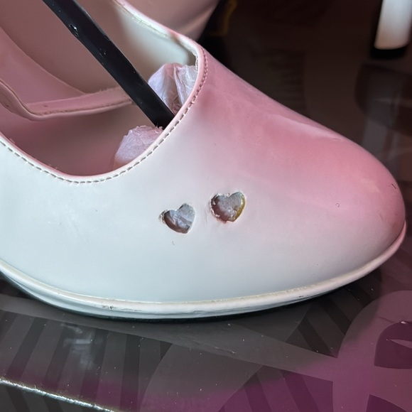 White FUNTASMA patent heels w/heart cutouts & both heart & circle ‘nurse’ clips - Picture 3 of 4